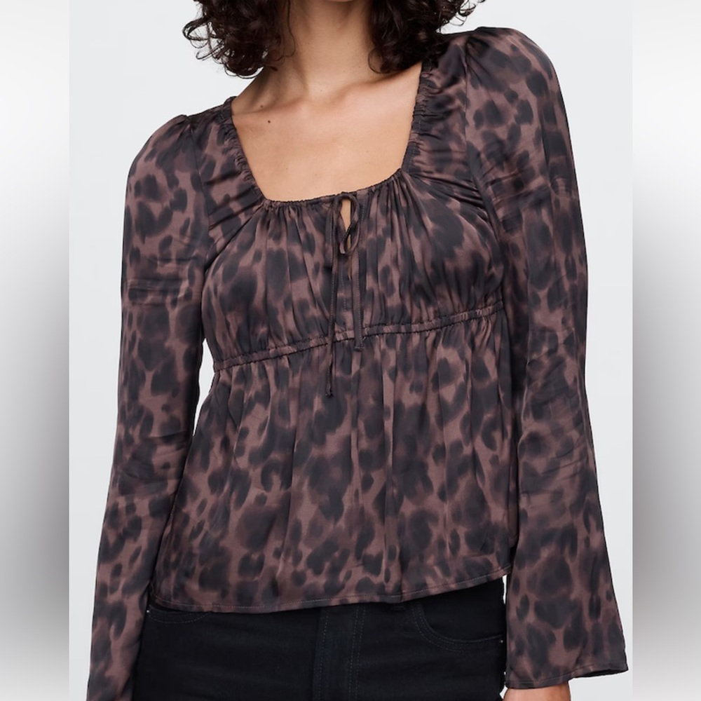 SATIN SQUARE NECK TOP
